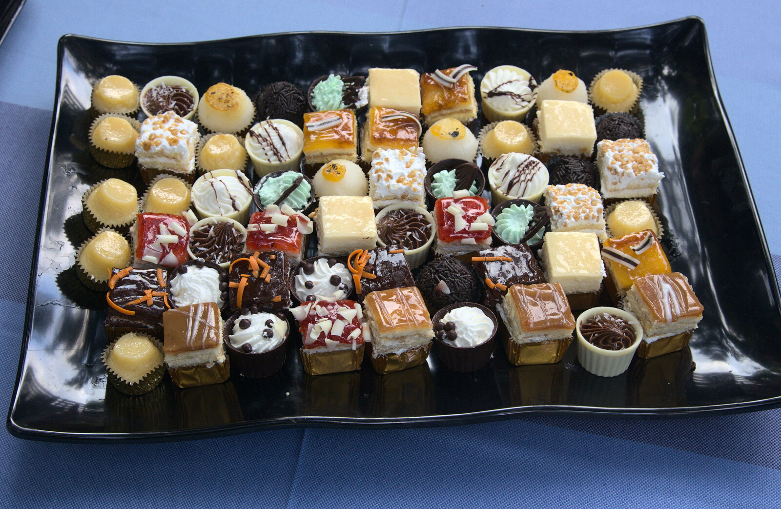 Some stunning mini cakes arrive from The Open Education Challenge, Barcelona, Catalonia - 13th July 2014