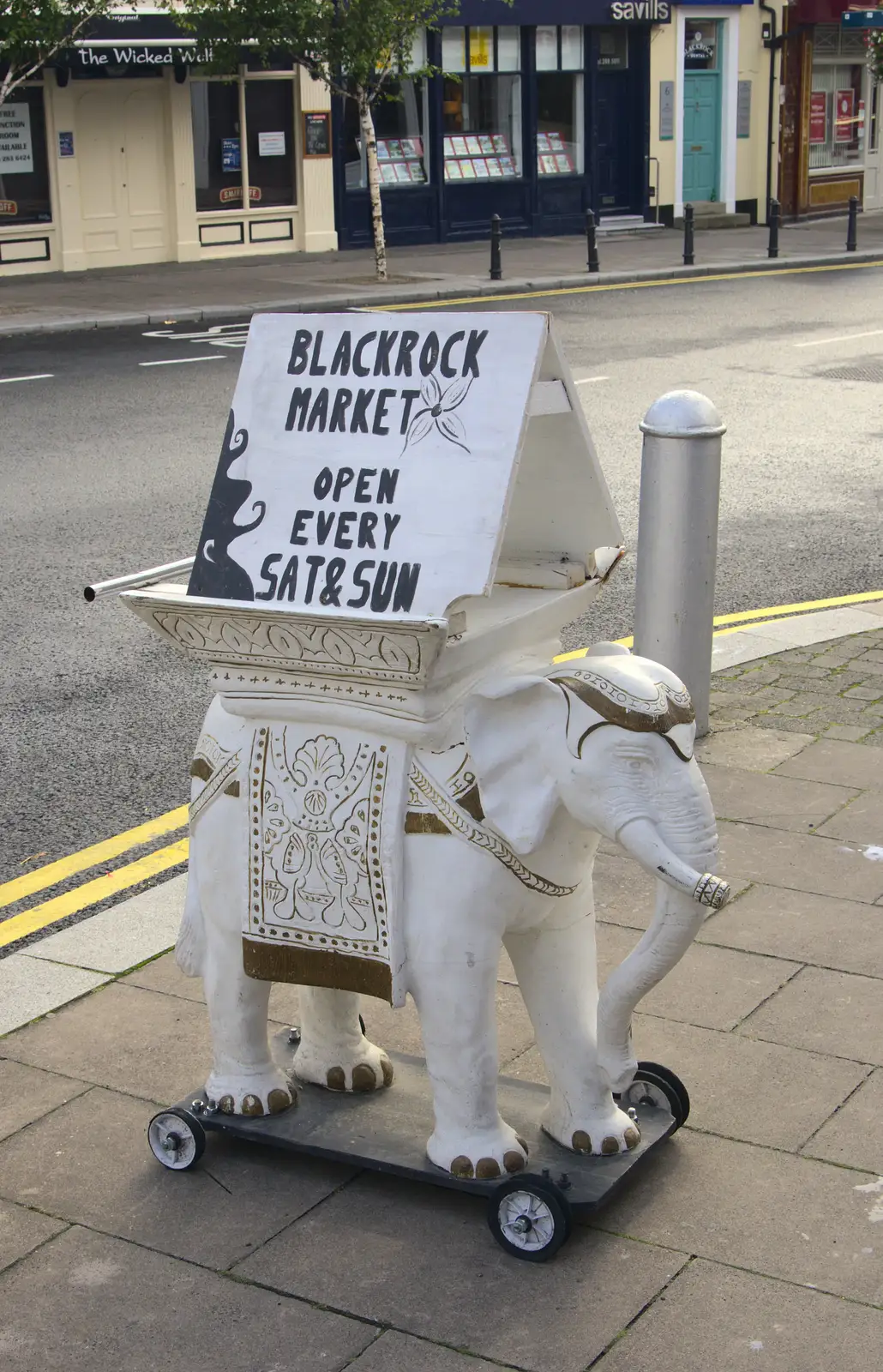 An elephant points the way to the market, from A Night Out in Dublin, County Dublin, Ireland - 9th August 2014