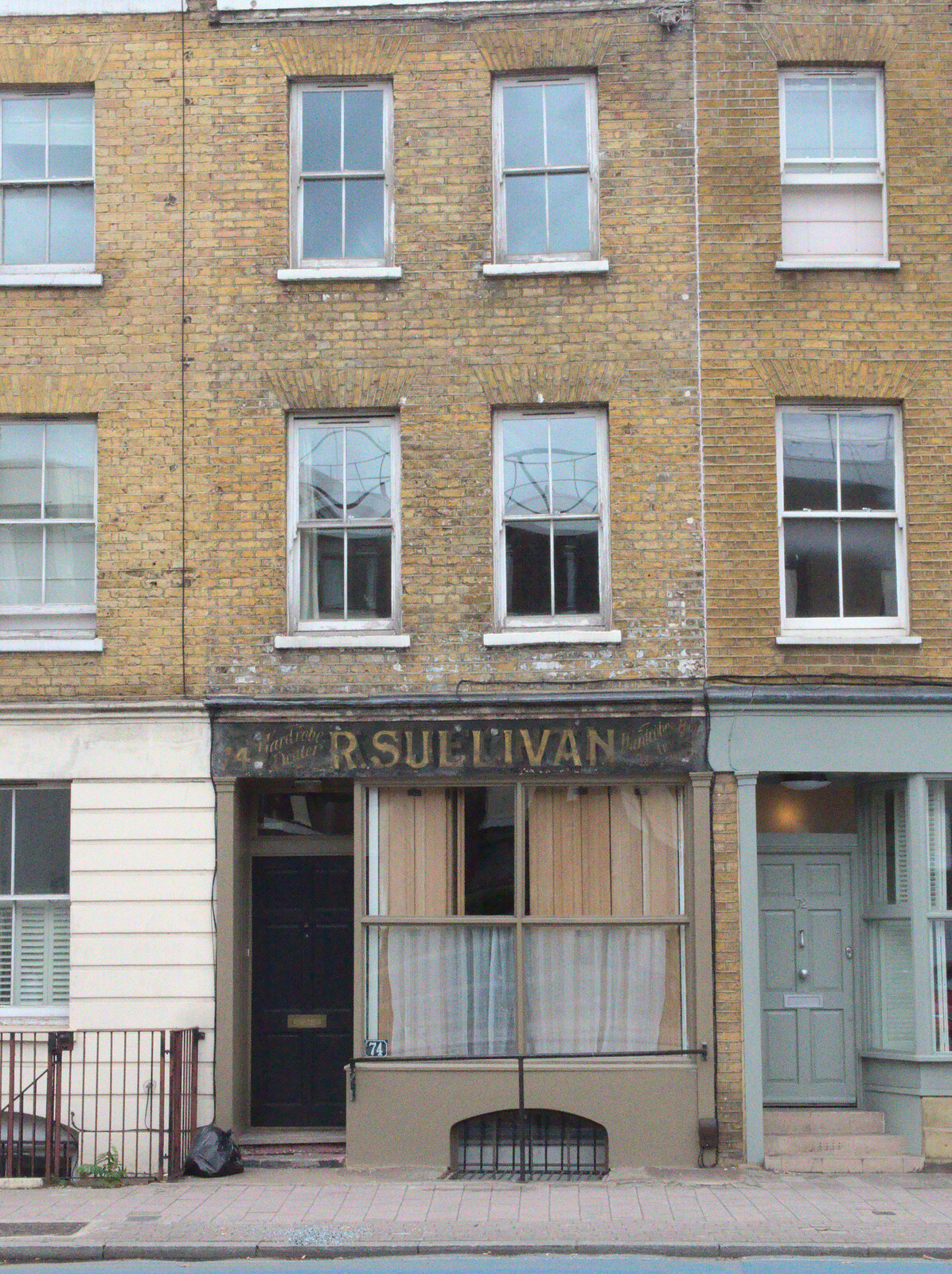 The derelict R Sullivan on Southwark Bridge Road from Train Fails, and Pizza Pub, Manningtree and Southwark - 12th August 2014
