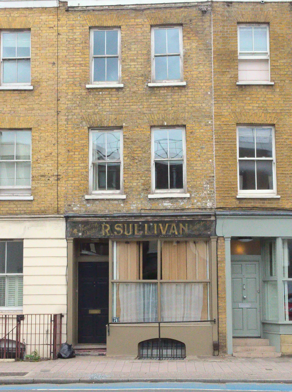 The derelict R Sullivan on Southwark Bridge Road, from Train Fails, and Pizza Pub, Manningtree and Southwark - 12th August 2014