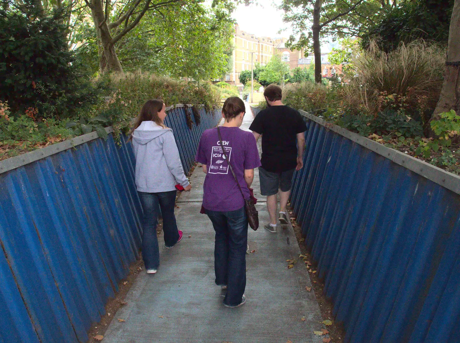 Walking through the entrance to Mint Street Park, from Train Fails, and Pizza Pub, Manningtree and Southwark - 12th August 2014