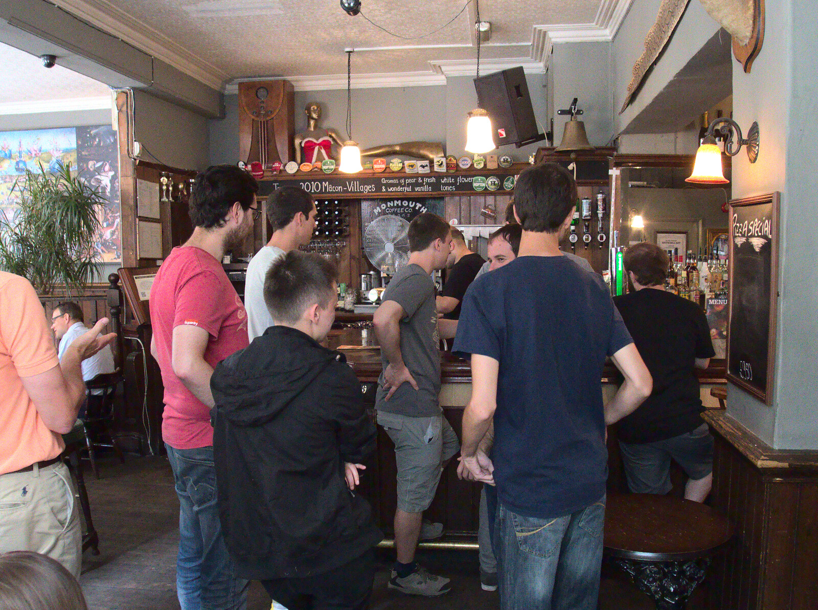 Ordering pizza and drinks in the Libertine from Train Fails, and Pizza Pub, Manningtree and Southwark - 12th August 2014