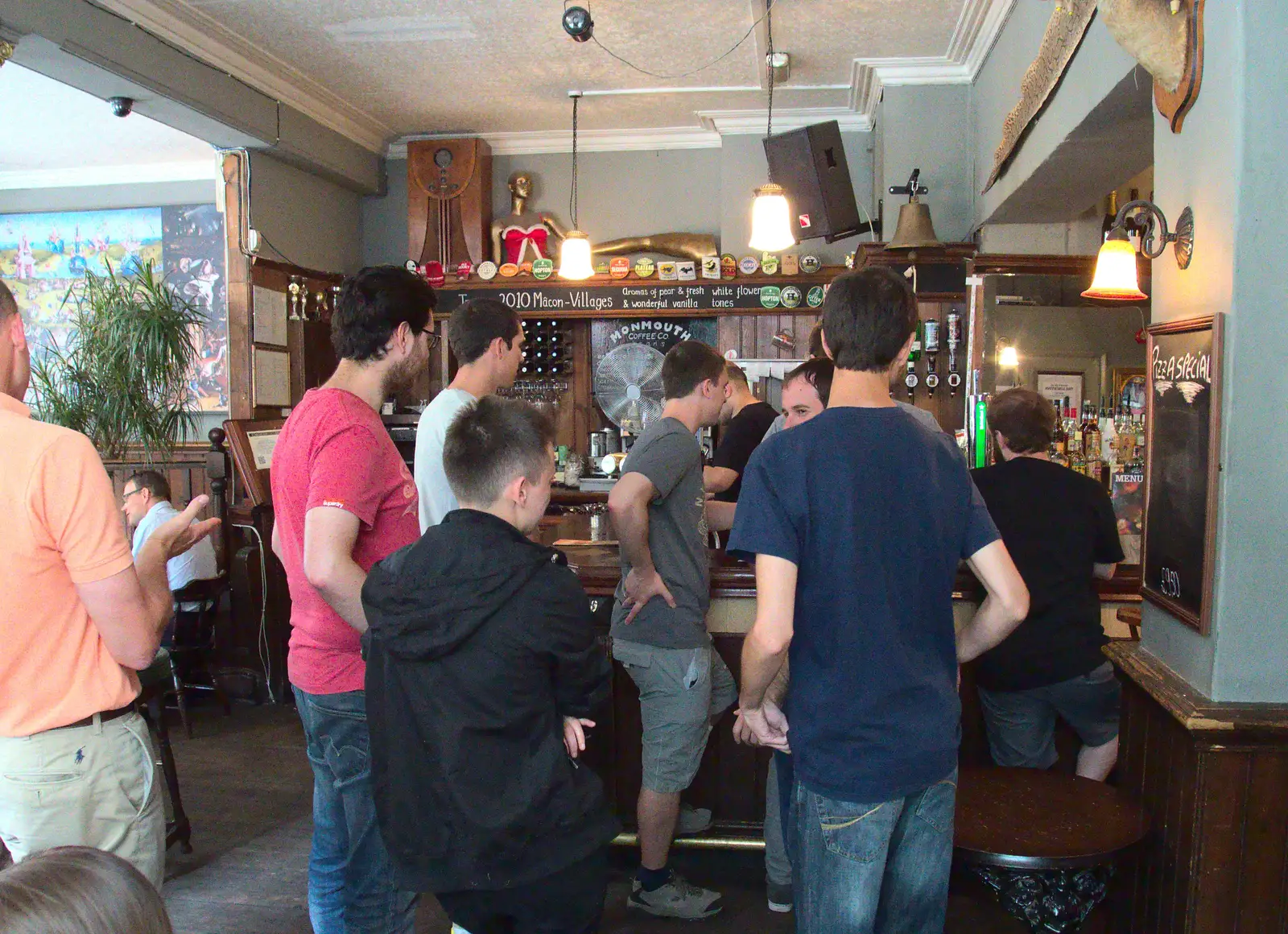 Ordering pizza and drinks in the Libertine, from Train Fails, and Pizza Pub, Manningtree and Southwark - 12th August 2014