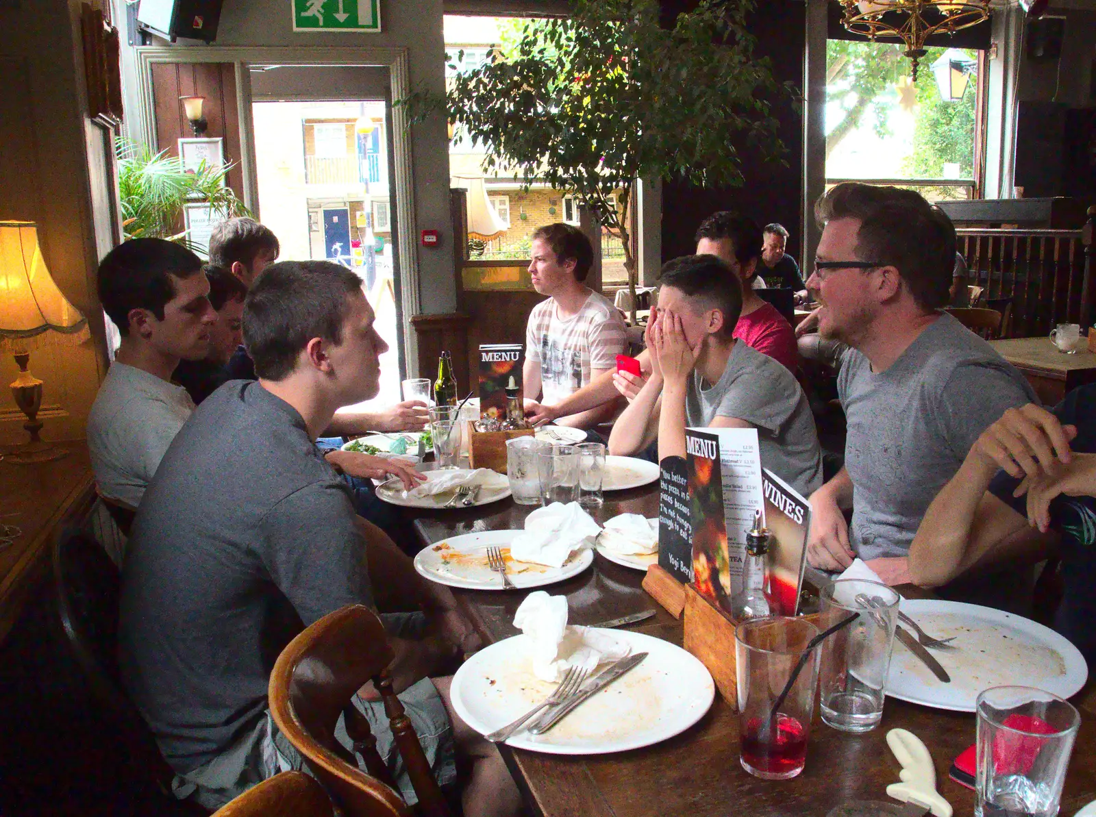 Post-pizza chat in the Libertine, from Train Fails, and Pizza Pub, Manningtree and Southwark - 12th August 2014