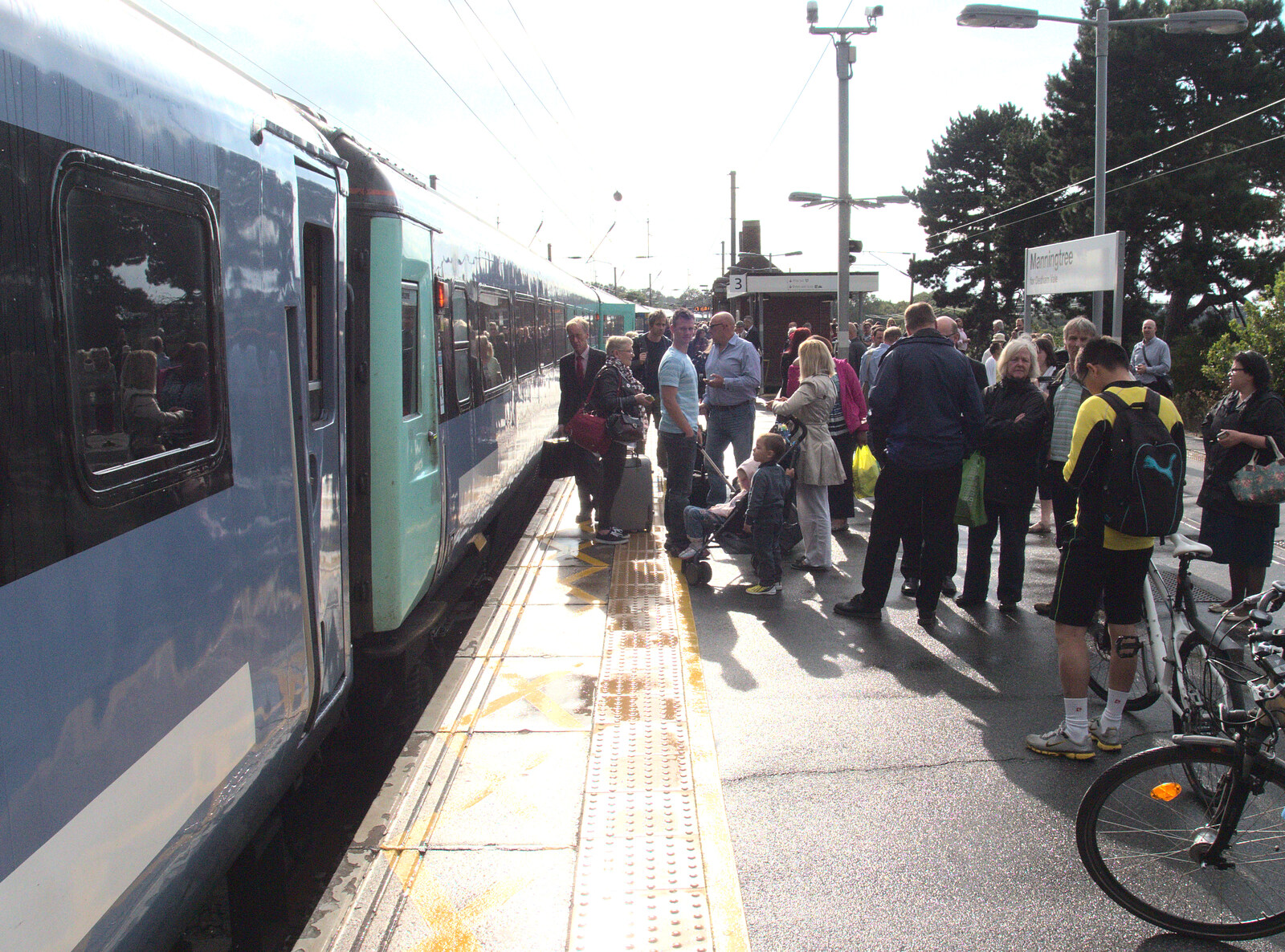 The train is terminated at Manningtree from Train Fails, and Pizza Pub, Manningtree and Southwark - 12th August 2014