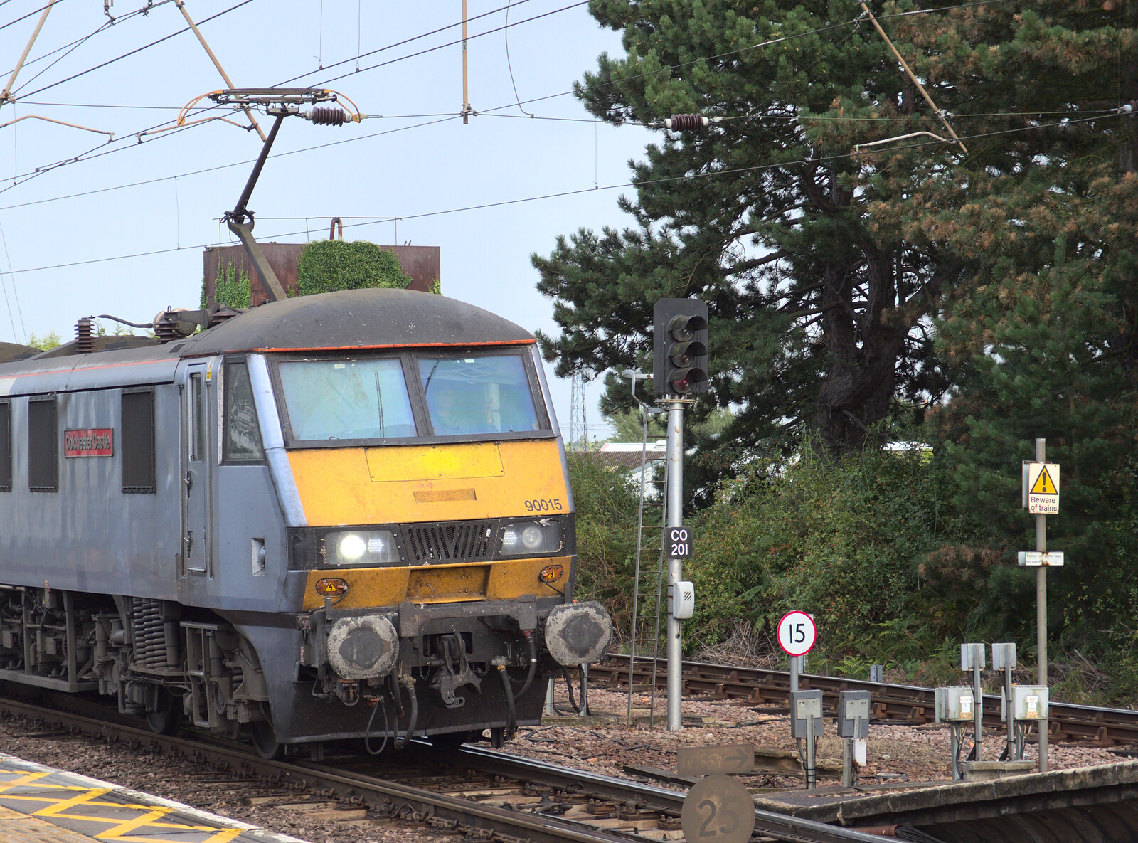 Class 90 90015 Colchester Castle heads up the line from Train Fails, and Pizza Pub, Manningtree and Southwark - 12th August 2014