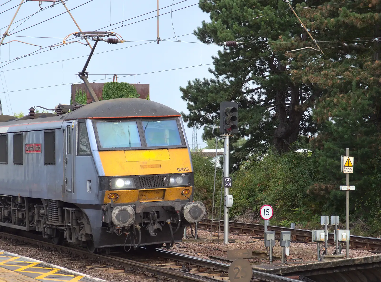 Class 90 90015 Colchester Castle heads up the line, from Train Fails, and Pizza Pub, Manningtree and Southwark - 12th August 2014