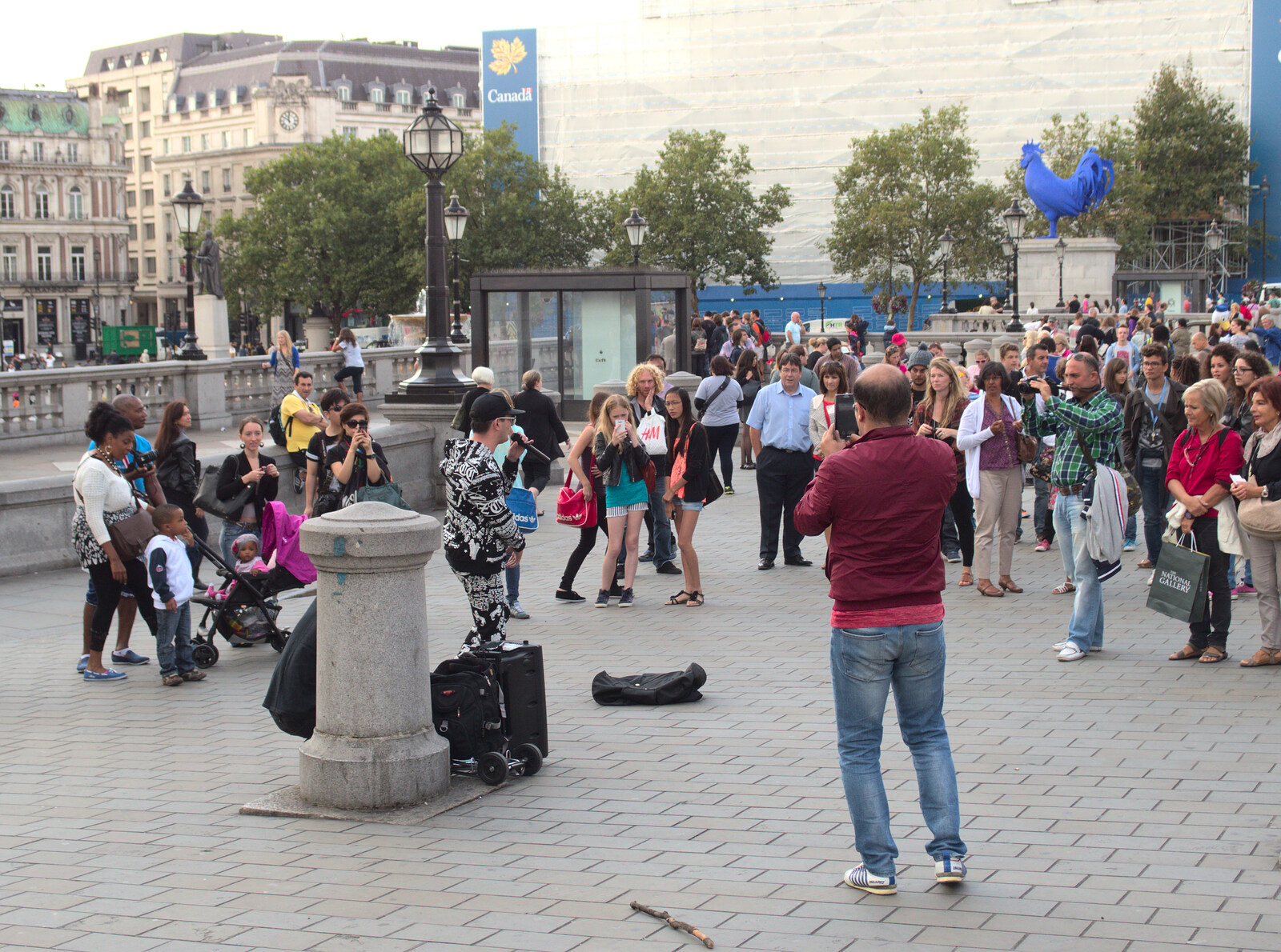 A beatboxer does his thing as tourists look on from SwiftKey Innovation Day, and Pizza Pub, Westminster and Southwark - 14th August 2014