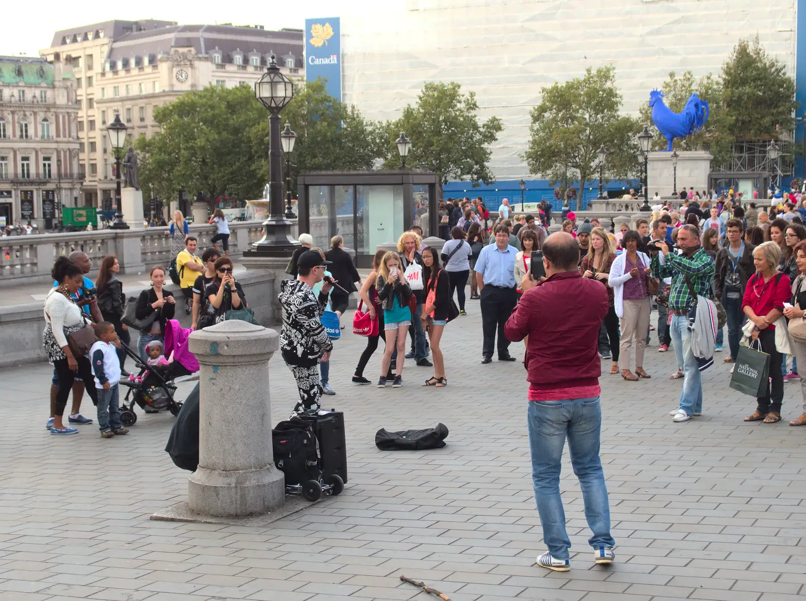 A beatboxer does his thing as tourists look on, from SwiftKey Innovation Day, and Pizza Pub, Westminster and Southwark - 14th August 2014