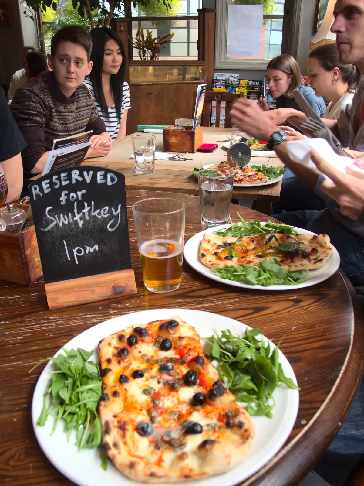 Nosher's lunch pizza arrives, from SwiftKey Innovation Day, and Pizza Pub, Westminster and Southwark - 14th August 2014