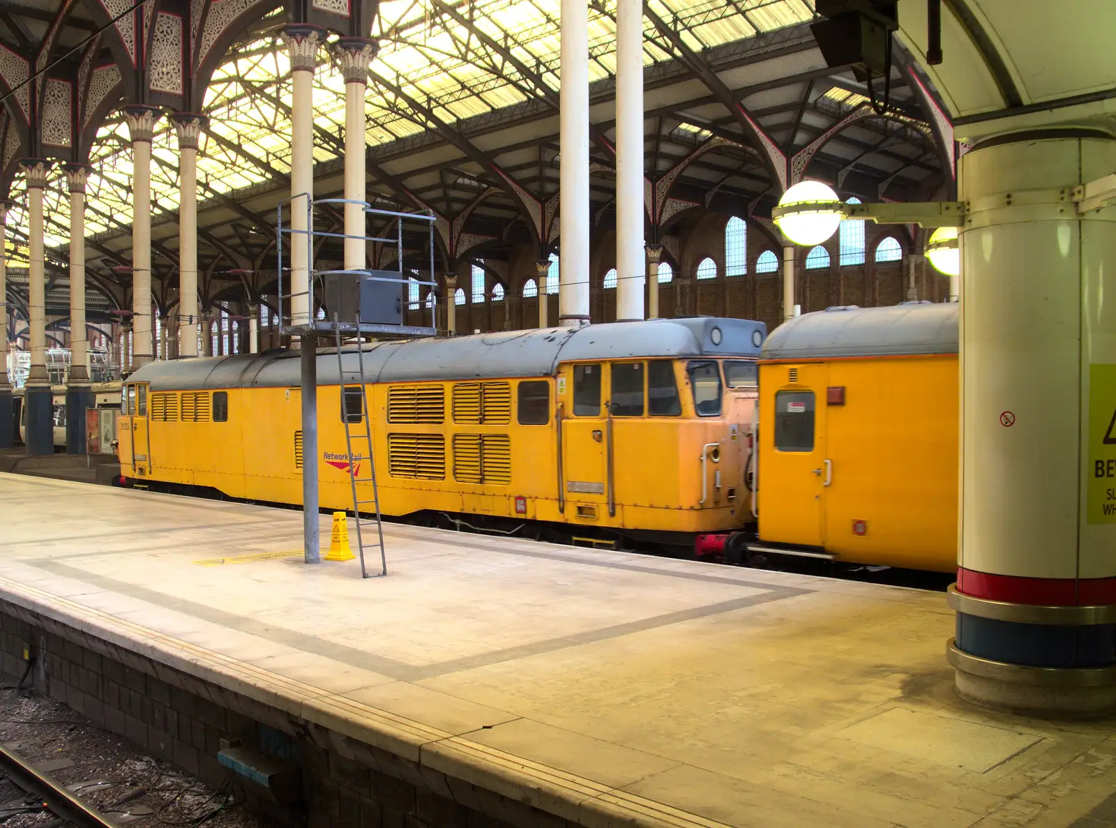 Class 31 31233 heads out of the station, from SwiftKey Innovation Day, and Pizza Pub, Westminster and Southwark - 14th August 2014