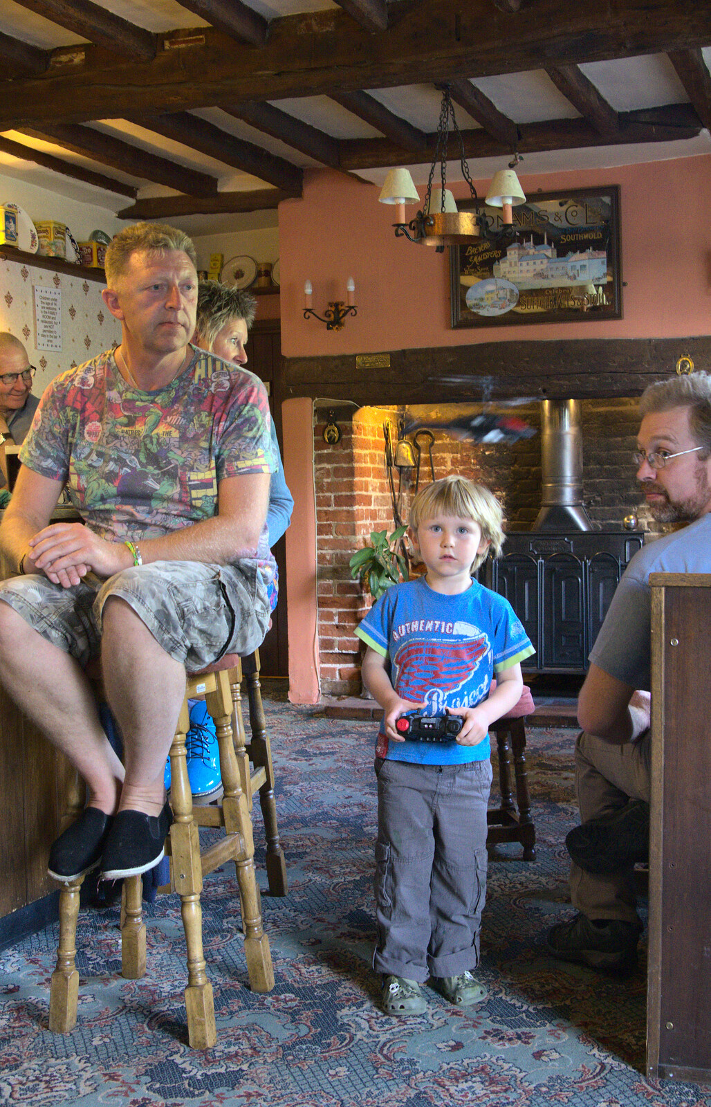 Oak flies a toy helicopter from Matthew's Birthday up The Swan Inn, Brome, Suffolk - 17th August 2014