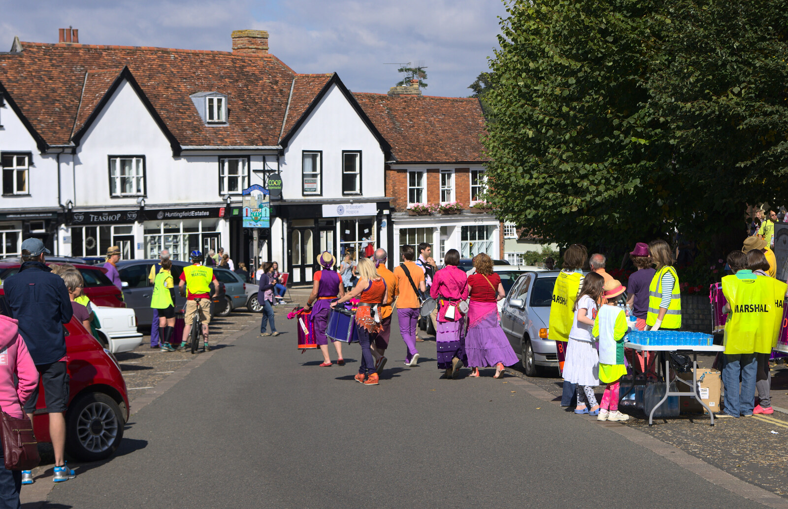 Crowds and musicians assemble on Market Hill from The Framlingham 10k Run, Suffolk - 31st August 2014