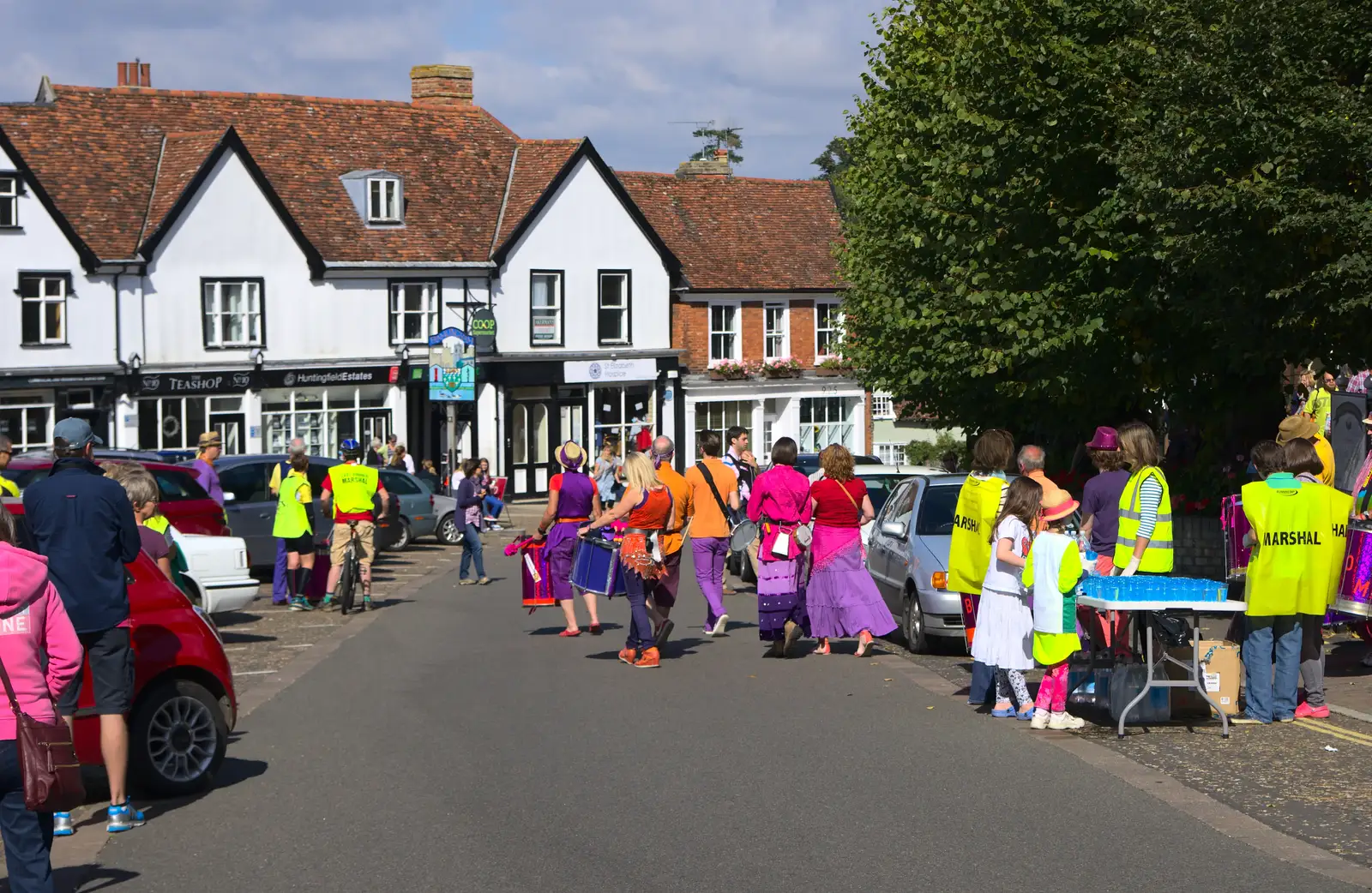 Crowds and musicians assemble on Market Hill, from The Framlingham 10k Run, Suffolk - 31st August 2014