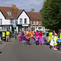 Crowds and musicians assemble on Market Hill, The Framlingham 10k Run, Suffolk - 31st August 2014