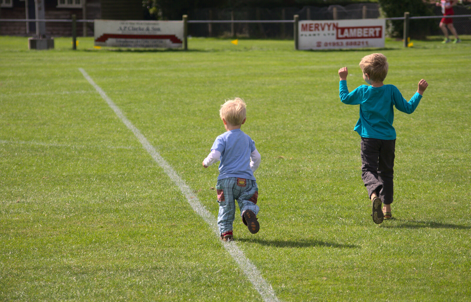 Harry and Fred do their running bit from The Framlingham 10k Run, Suffolk - 31st August 2014