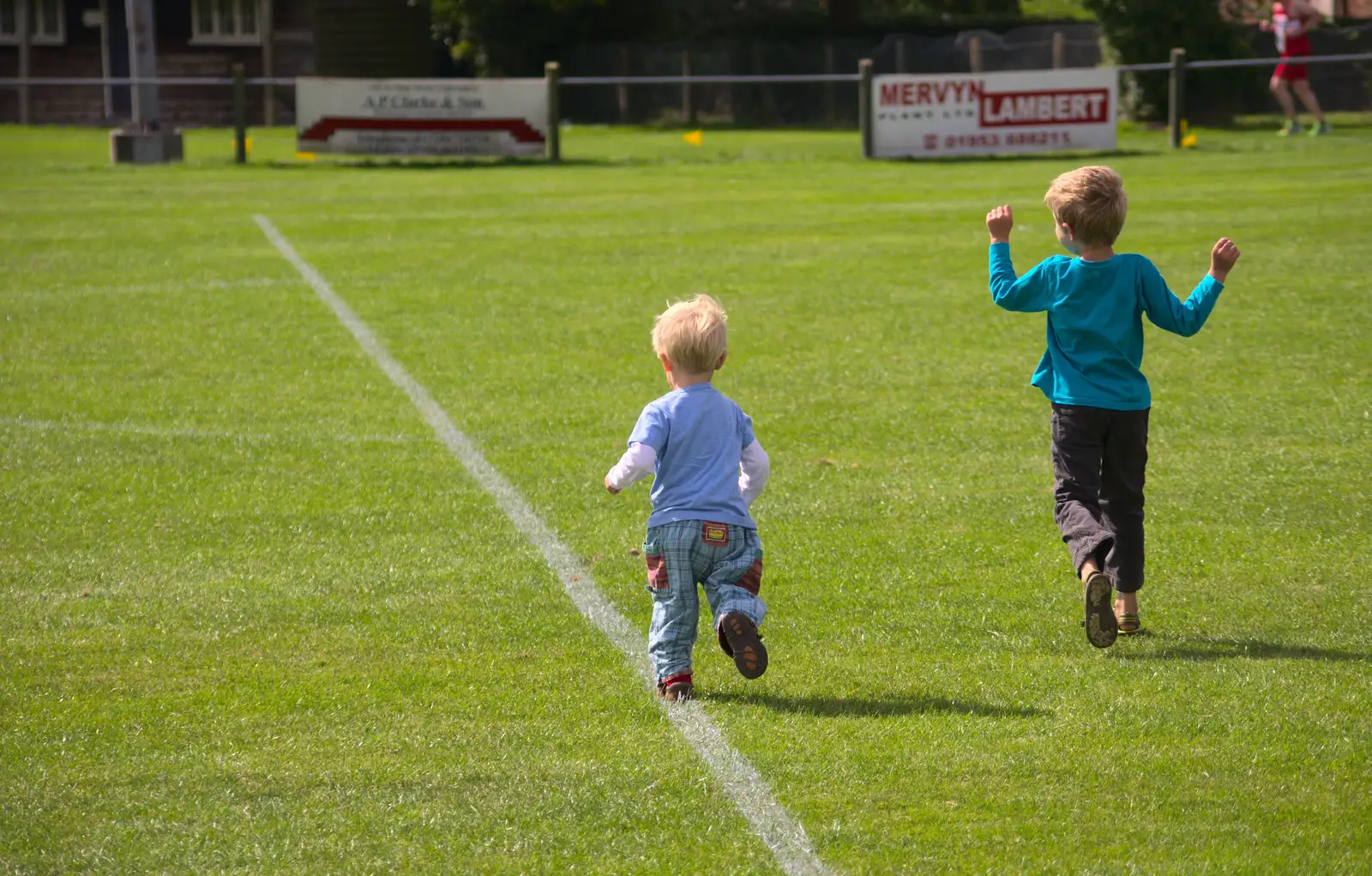 Harry and Fred do their running bit, from The Framlingham 10k Run, Suffolk - 31st August 2014