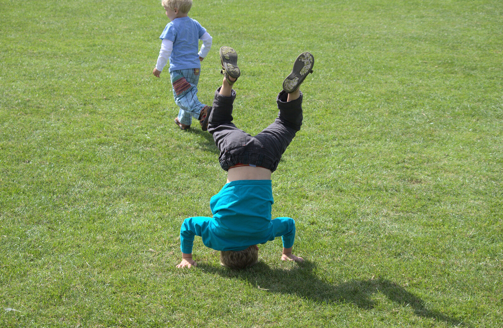 Fred does a hand/head-stand from The Framlingham 10k Run, Suffolk - 31st August 2014