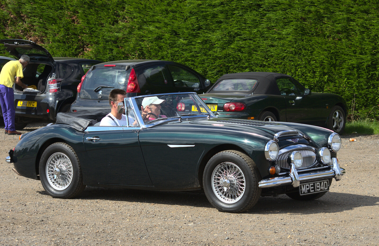 A lovely Austin-Healey 3000 trundles by from The Framlingham 10k Run, Suffolk - 31st August 2014