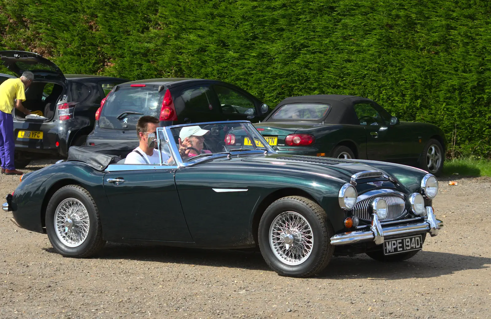 A lovely Austin-Healey 3000 trundles by, from The Framlingham 10k Run, Suffolk - 31st August 2014