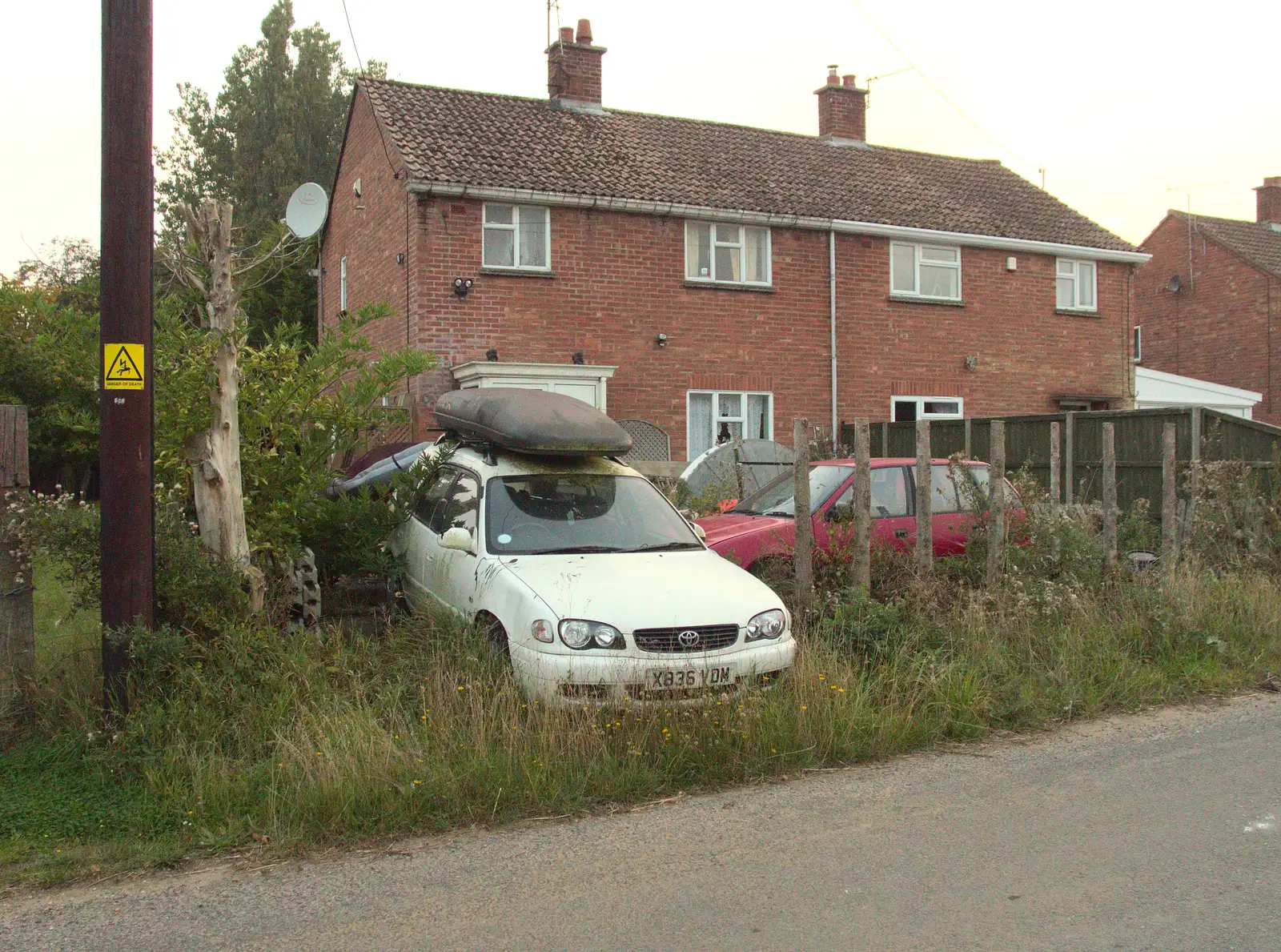 A derelict car in Brome Street, from Bike Rides and the BSCC at the Railway, Mellis and Brome, Suffolk - 18th September 2014