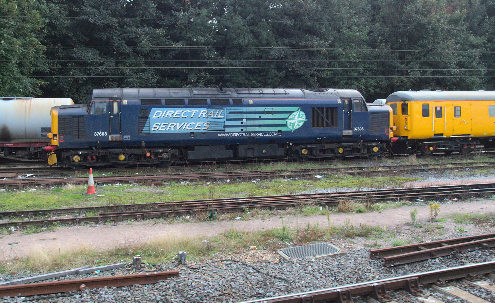 A Class 37 loco 37608 hauls a 'flying banana' from New Railway and a Trip to Ikea, Ipswich and Thurrock - 19th September 2014