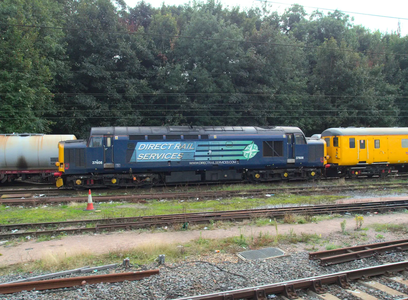 A Class 37 loco 37608 hauls a 'flying banana', from New Railway and a Trip to Ikea, Ipswich and Thurrock - 19th September 2014