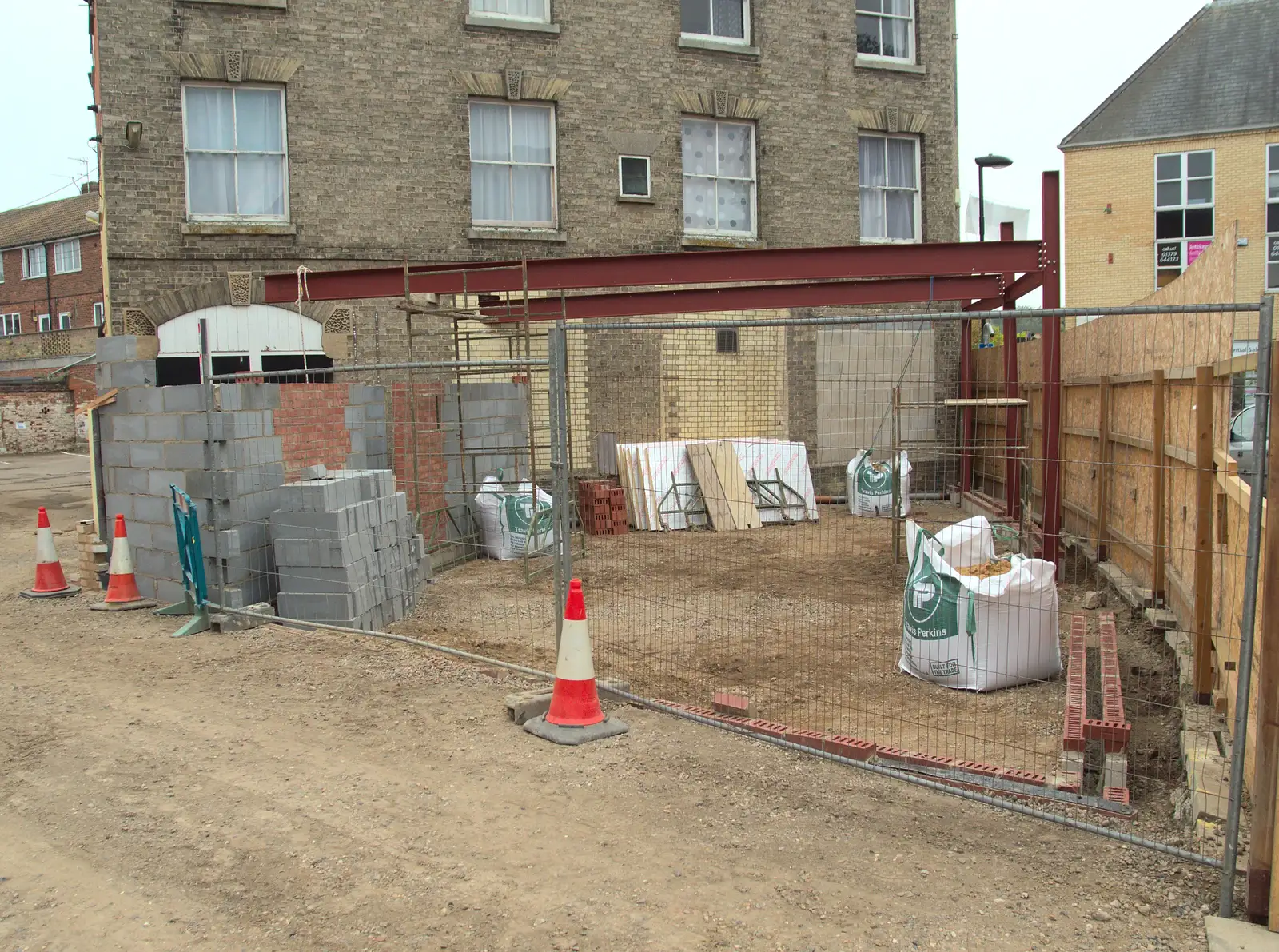 A new shop unit is built next to the old Thresher, from Fred's Shop, Brome, Suffolk - 20th September 2014