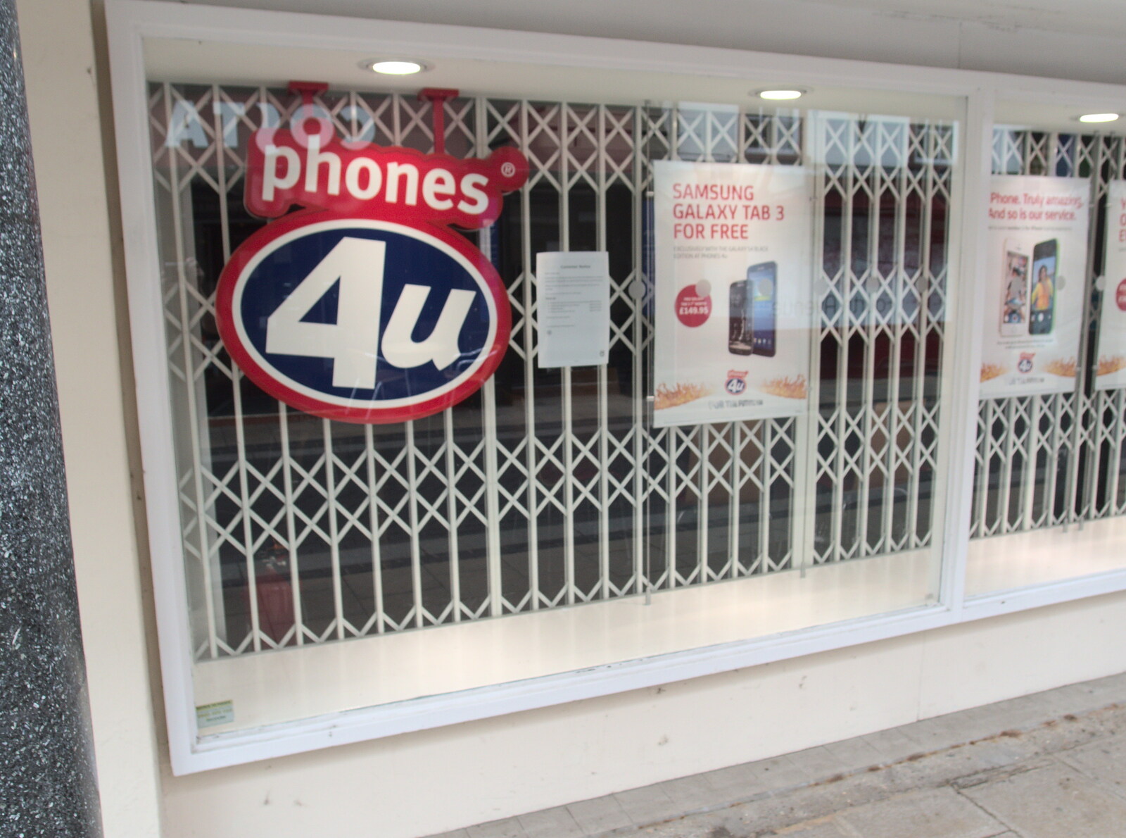 Phones 4U goes bust and closes down from A House Built of Wax and Diss Randomness, Southwark Street, London - 30th September 2014
