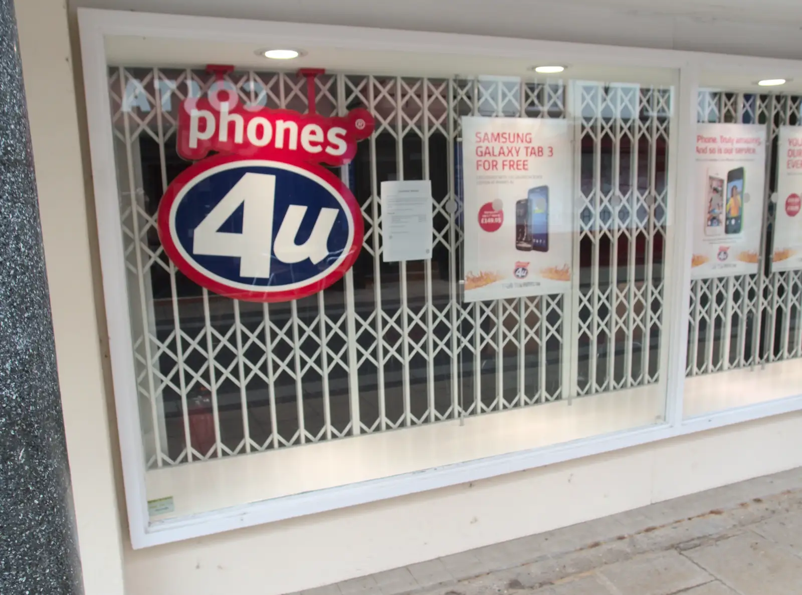 Phones 4U goes bust and closes down, from A House Built of Wax and Diss Randomness, Southwark Street, London - 30th September 2014