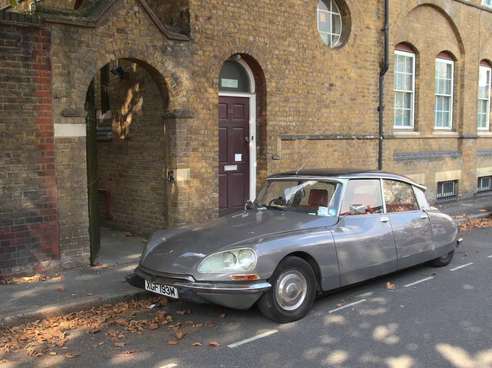 A nice old Citroën CX2 on Redcross Way, from A House Built of Wax and Diss Randomness, Southwark Street, London - 30th September 2014