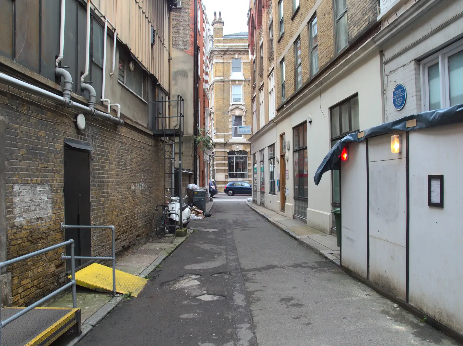 Dodgy back-street leading from Guy's hospital, from (Very) Long Train (Not) Running, Stowmarket, Suffolk - 21st October 2014