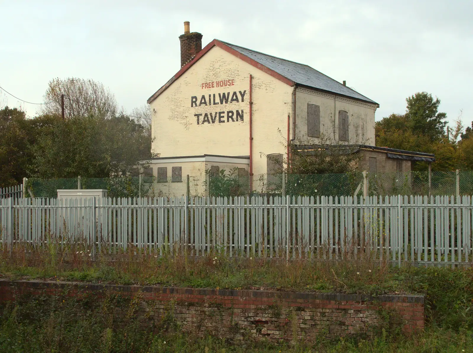 The Railway Tavern pub near Haughley Junction, from (Very) Long Train (Not) Running, Stowmarket, Suffolk - 21st October 2014