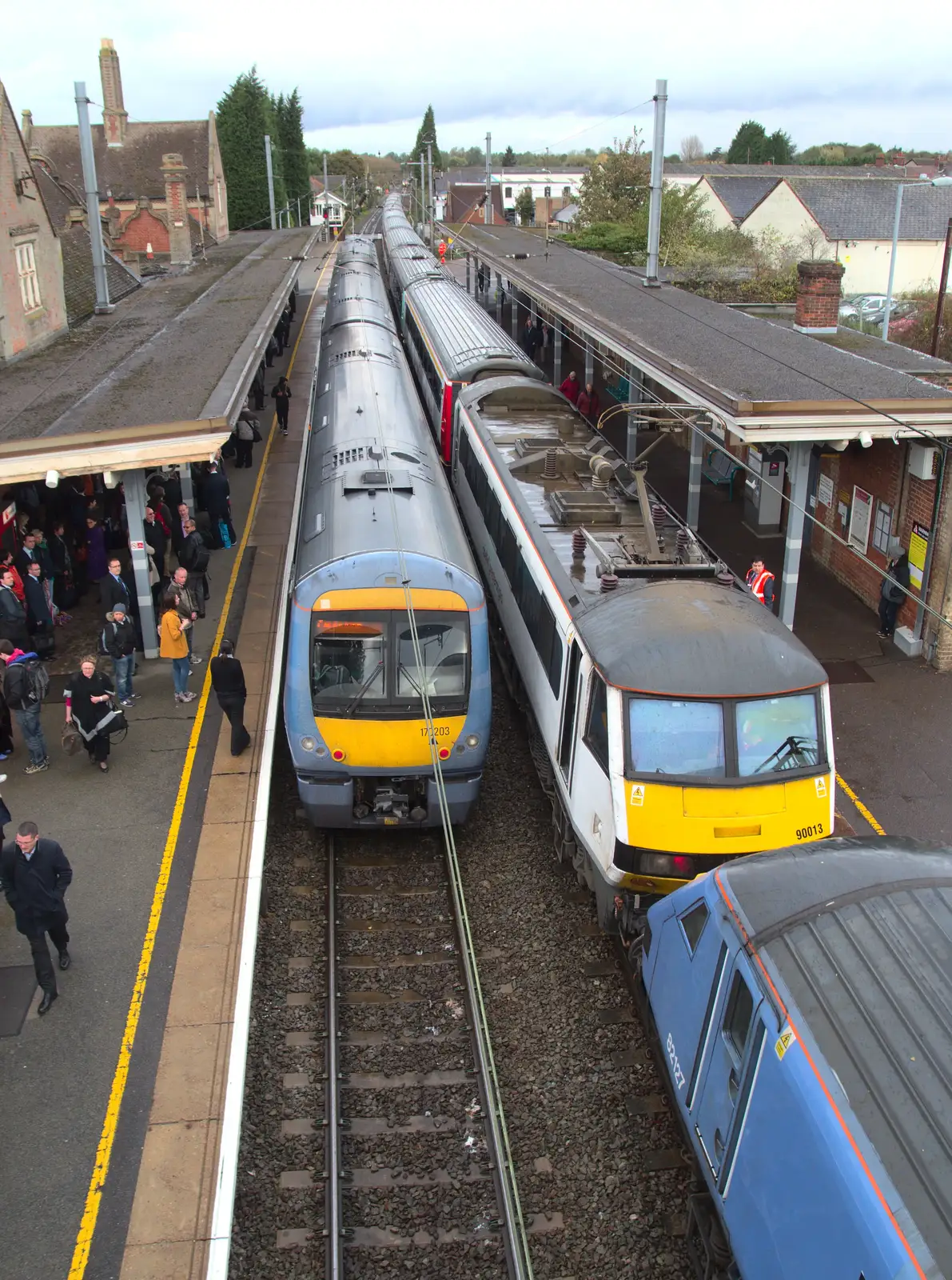 The second half of the train pulls in, from (Very) Long Train (Not) Running, Stowmarket, Suffolk - 21st October 2014