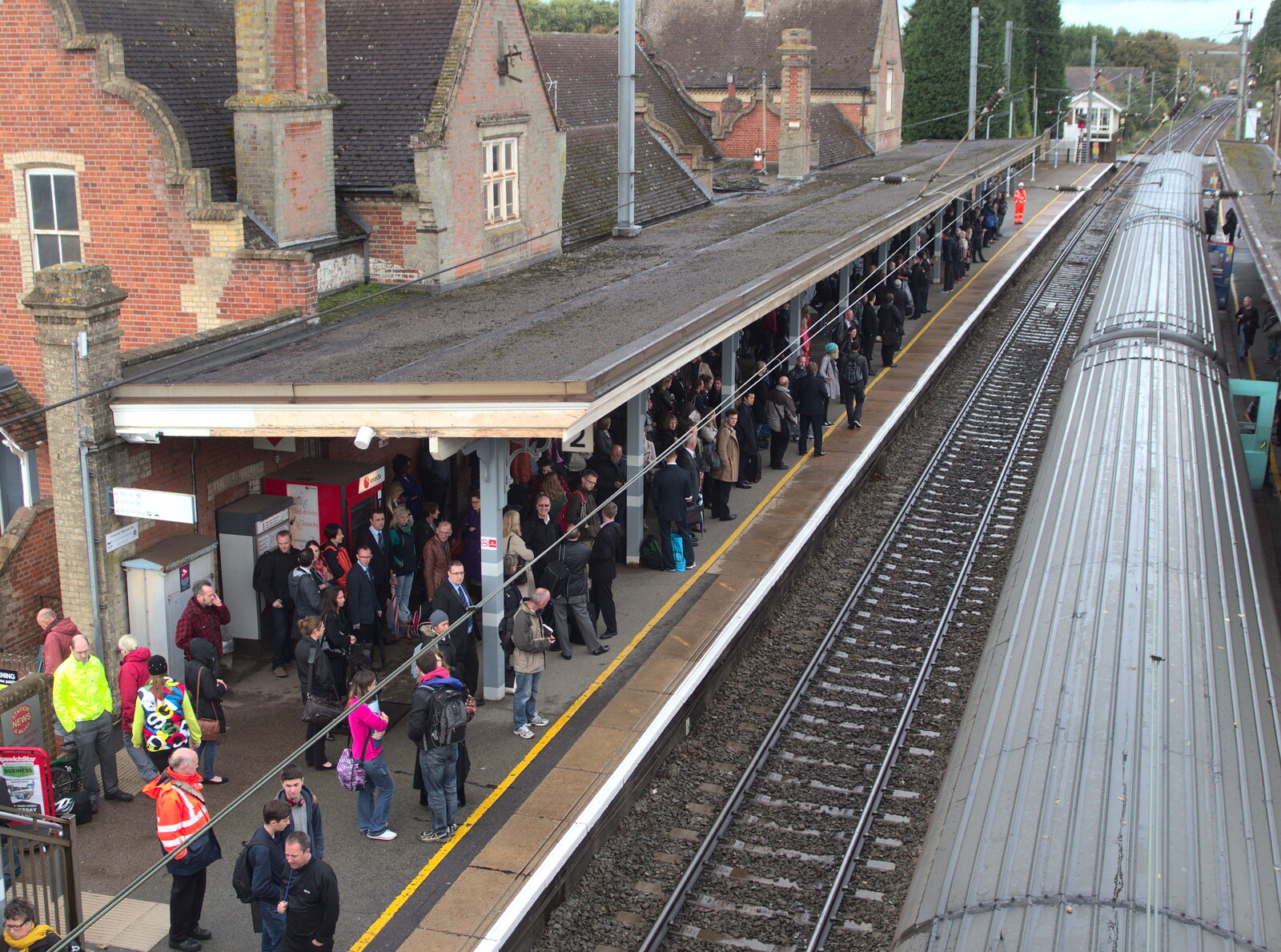 The crowded Platform 2 at Stowmarket from (Very) Long Train (Not) Running, Stowmarket, Suffolk - 21st October 2014
