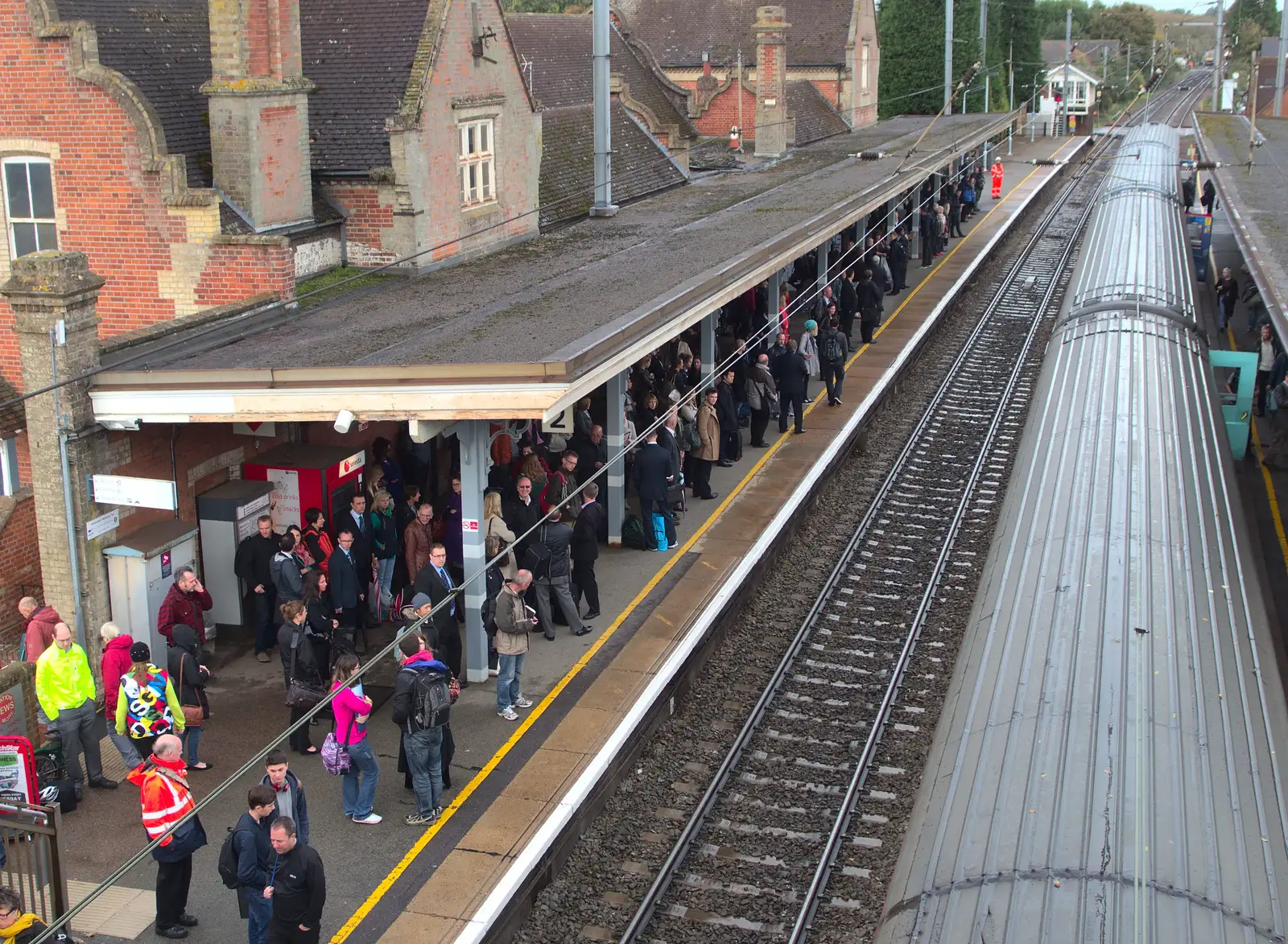 The crowded Platform 2 at Stowmarket, from (Very) Long Train (Not) Running, Stowmarket, Suffolk - 21st October 2014