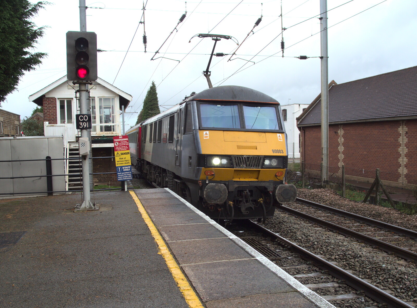 90003 Raedwald passes the broken train from (Very) Long Train (Not) Running, Stowmarket, Suffolk - 21st October 2014