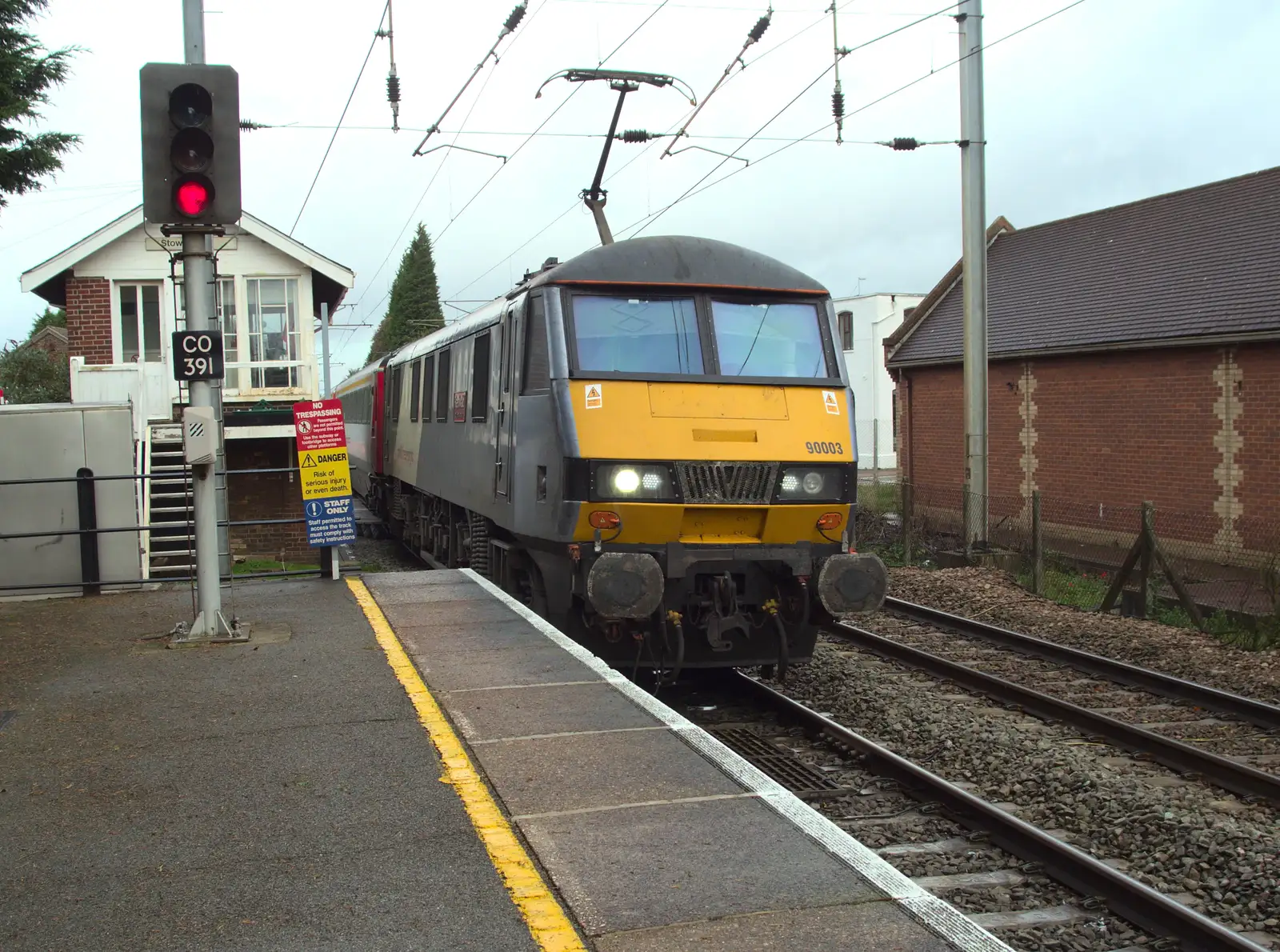 90003 Raedwald passes the broken train, from (Very) Long Train (Not) Running, Stowmarket, Suffolk - 21st October 2014