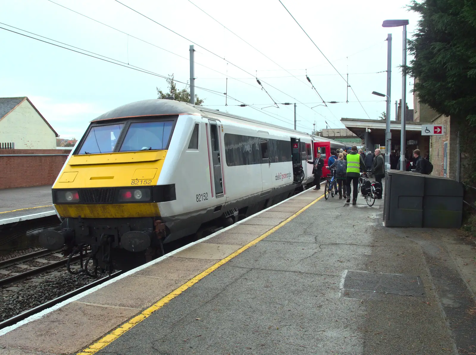 The train back to Norwich fills up, from (Very) Long Train (Not) Running, Stowmarket, Suffolk - 21st October 2014