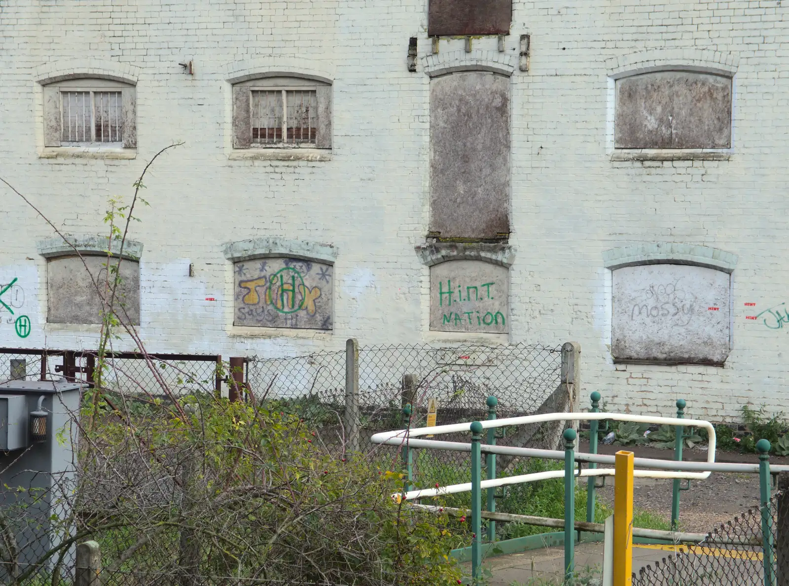 Simple graffiti on a building near the station, from (Very) Long Train (Not) Running, Stowmarket, Suffolk - 21st October 2014