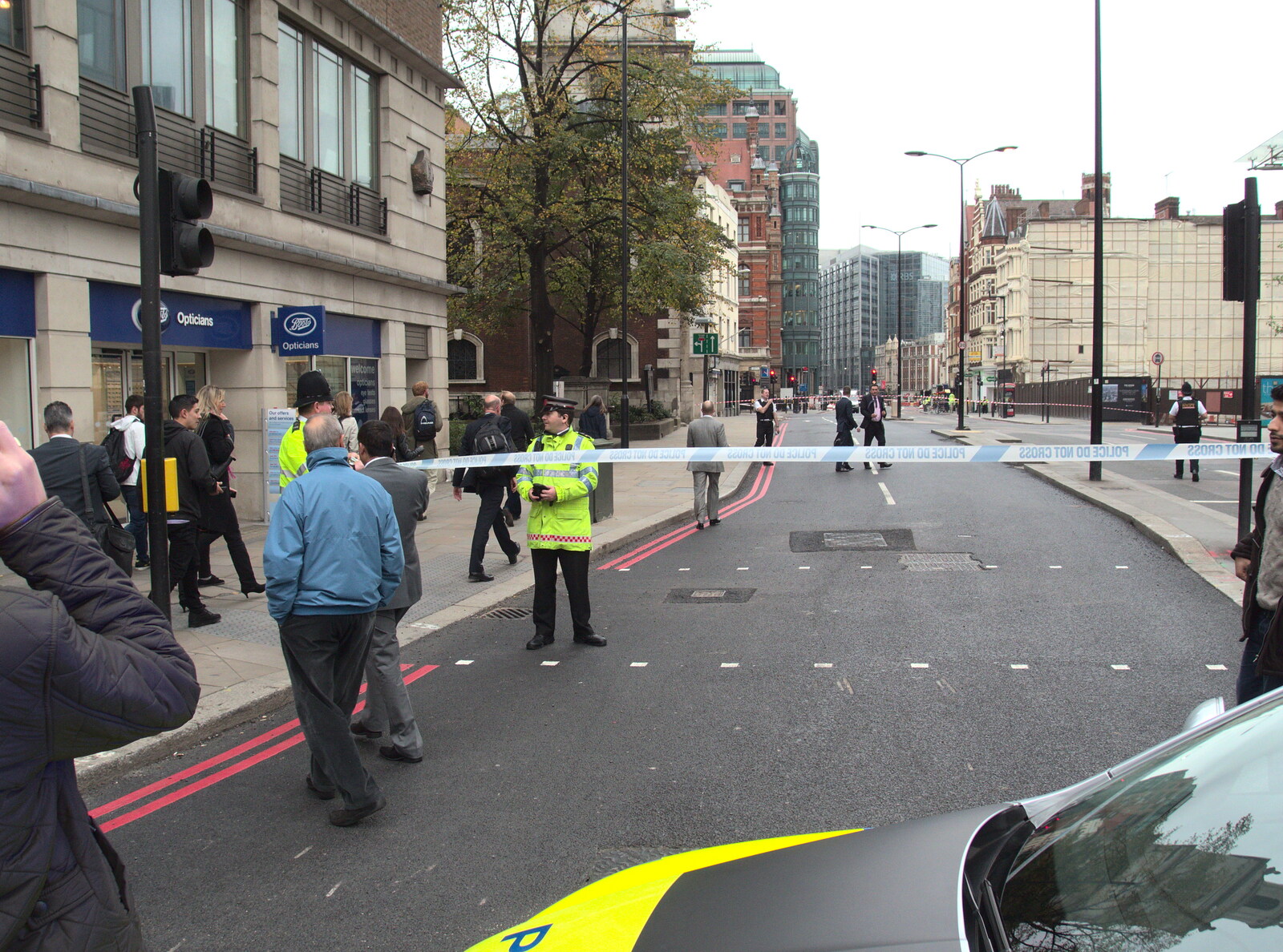 The police allow walkers up Bishopsgate from A Bomb Scare and Fred Does Building, London and Suffolk - 30th October 2014