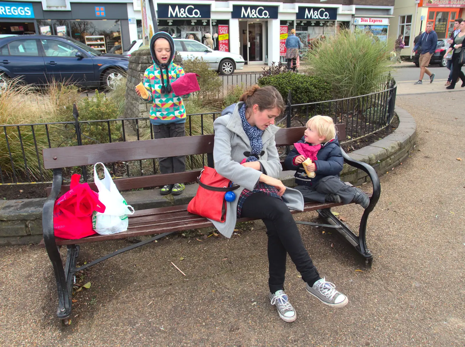 We eat sausages from Andy's van, from A Saturday in Town, Diss, Norfolk - 8th November 2014