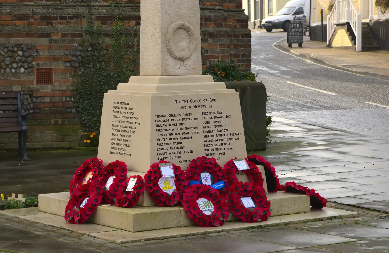 The Eye war memorial, from A Remembrance Sunday Parade, Eye, Suffolk - 9th November 2014