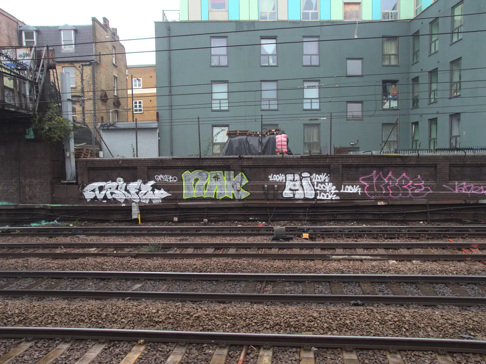 Graffiti says 'hi', near Liverpool Street, from The Lorry-Eating Pavement of Diss, Norfolk - 3rd December