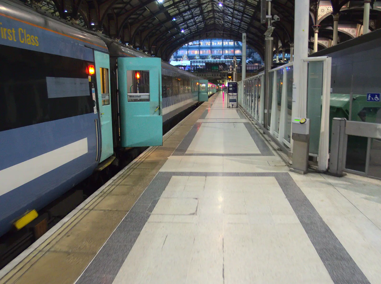 A deserted platform 10 at Liverpool Street, from The Lorry-Eating Pavement of Diss, Norfolk - 3rd December