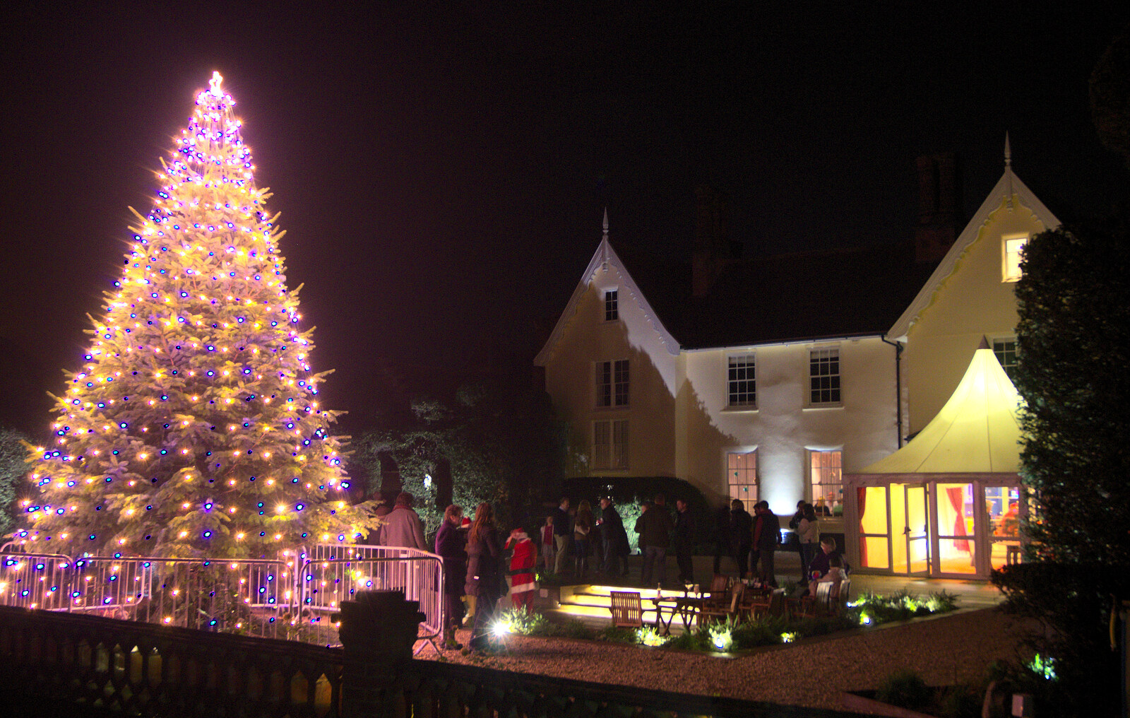 The Oaksmere and its tree from Rick Wakeman, Ian Lavender and the Christmas lights, The Oaksmere, Suffolk - 4th December 2014