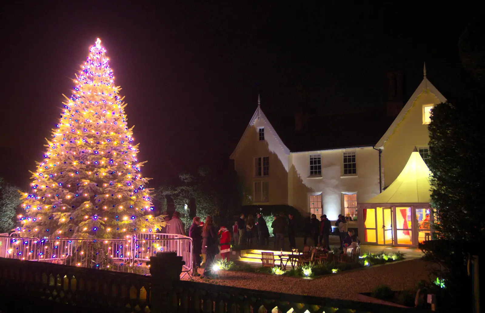 The Oaksmere and its tree, from Rick Wakeman, Ian Lavender and the Christmas lights, The Oaksmere, Suffolk - 4th December 2014