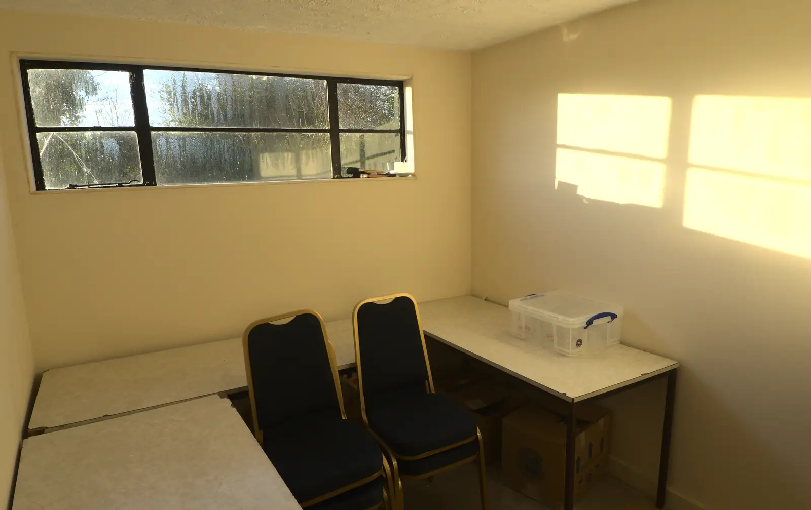 Bleak 1940s side room, from The Eye Lights and a Thorpe Abbots Birthday, Suffolk and Norfolk - 6th December 2014