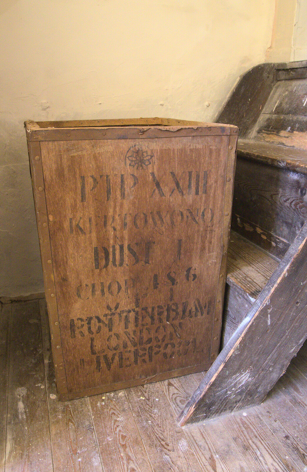 An old tea chest from The Eye Lights and a Thorpe Abbots Birthday, Suffolk and Norfolk - 6th December 2014