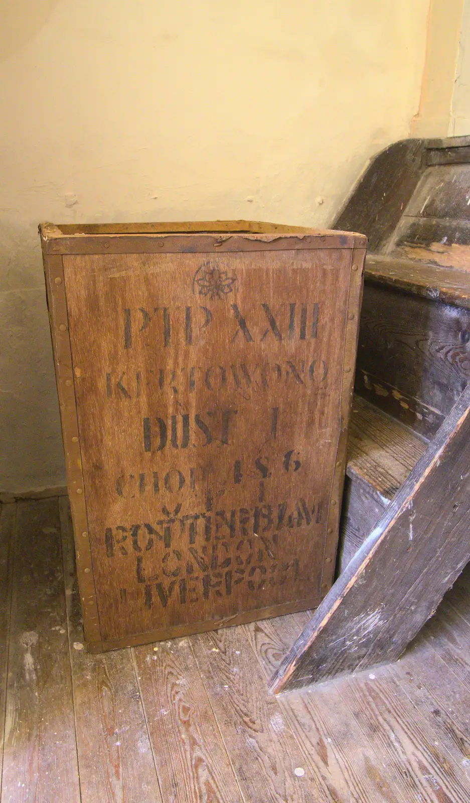 An old tea chest, from The Eye Lights and a Thorpe Abbots Birthday, Suffolk and Norfolk - 6th December 2014